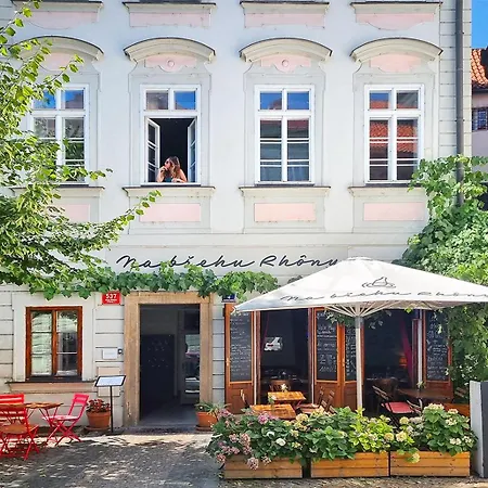 Charming Quiet Retreat Near Charles Bridge براغ