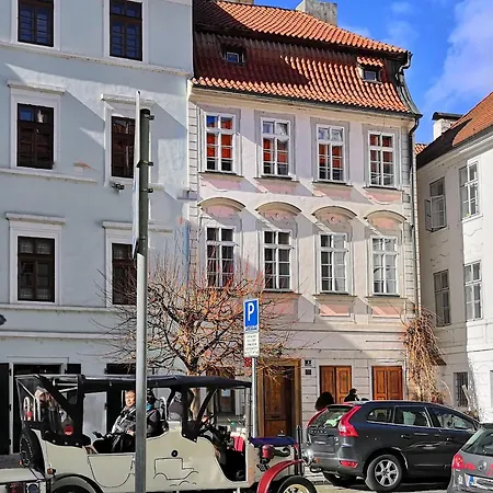 Charming Quiet Retreat Near Charles Bridge شقة